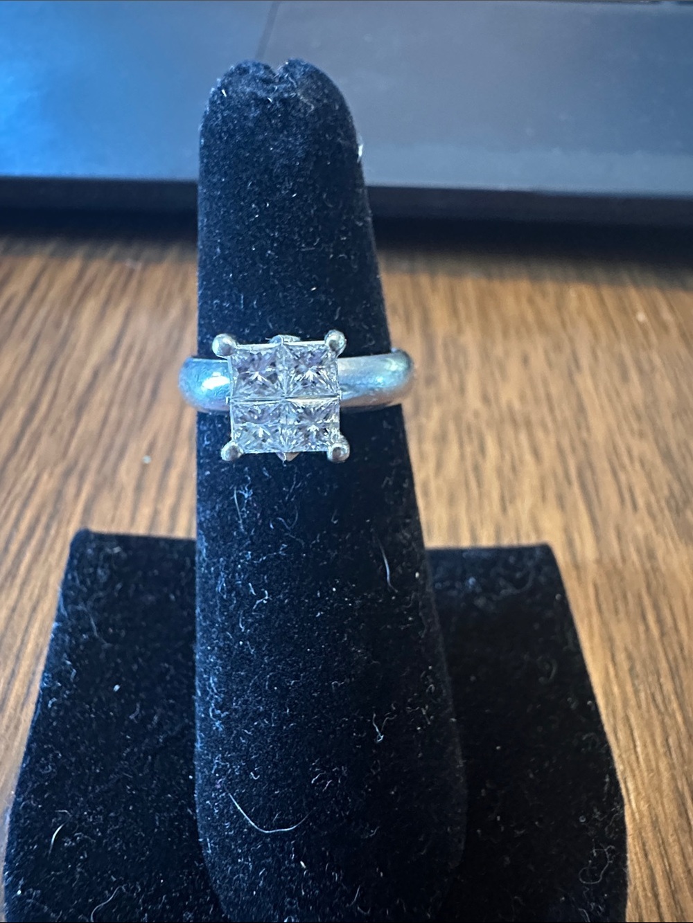 Elegant 1 Carat total weight diamond engagement ring, size 5 1/2